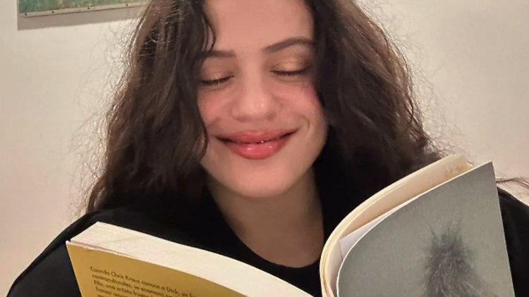Rosalía llegint