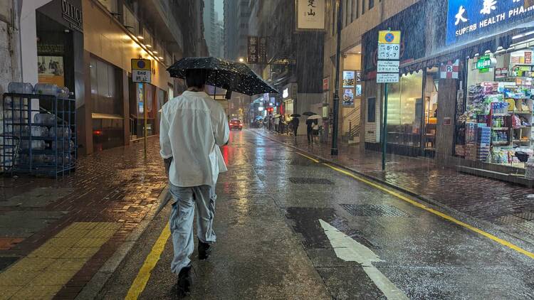 香港天文台暴雨警告消息 惡劣天氣停課交通安排