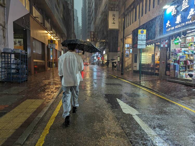 香港天文台暴雨警告消息 惡劣天氣停課交通安排