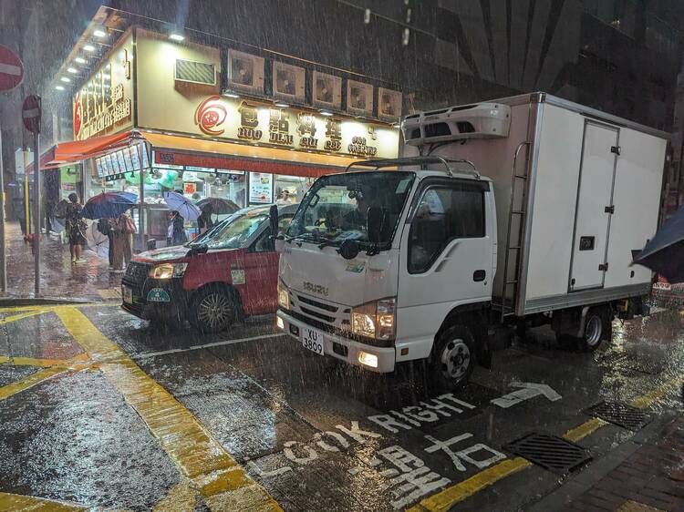 香港天文台暴雨警告消息 惡劣天氣交通安排