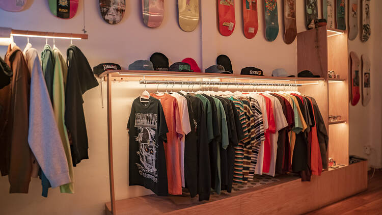 Playeras y tablas de skate en Maad Store