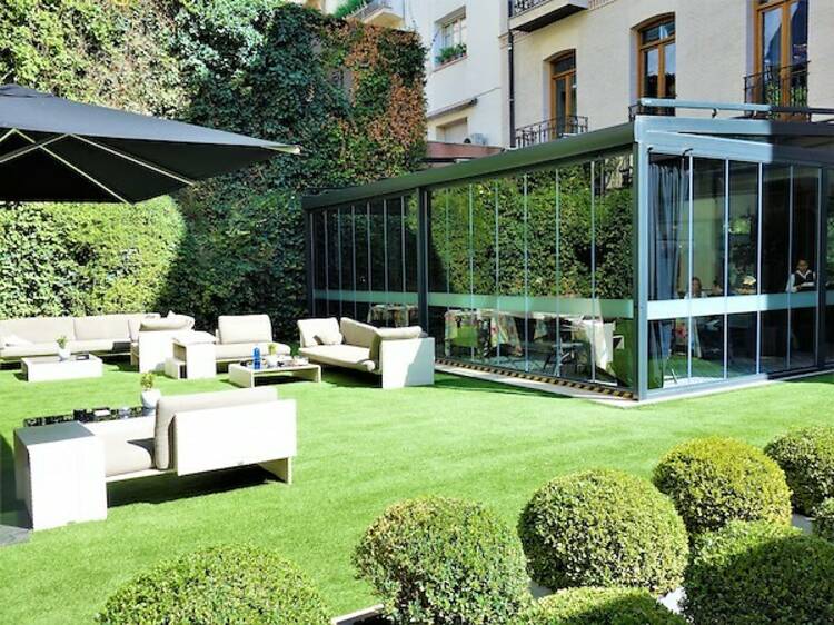 Vuelve la terraza escondida en Madrid que luce mejor césped que el Santiago Bernabéu