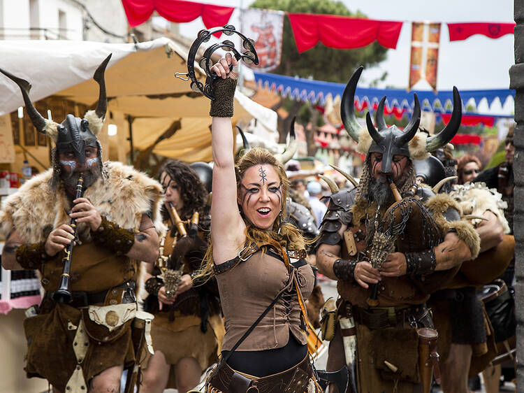 Pasacalles, música y torneo de justas, entre los 100 espectáculos diarios de la gran feria medieval de Madrid