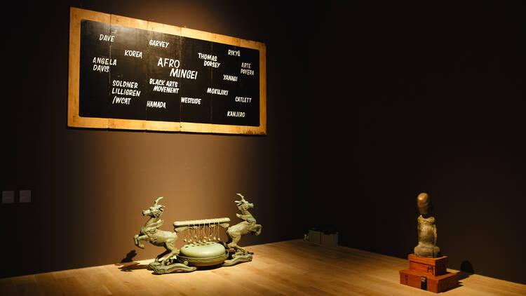 待望の日本初個展「シアスター・ゲイツ展：アフロ民藝」が森美術館で開幕