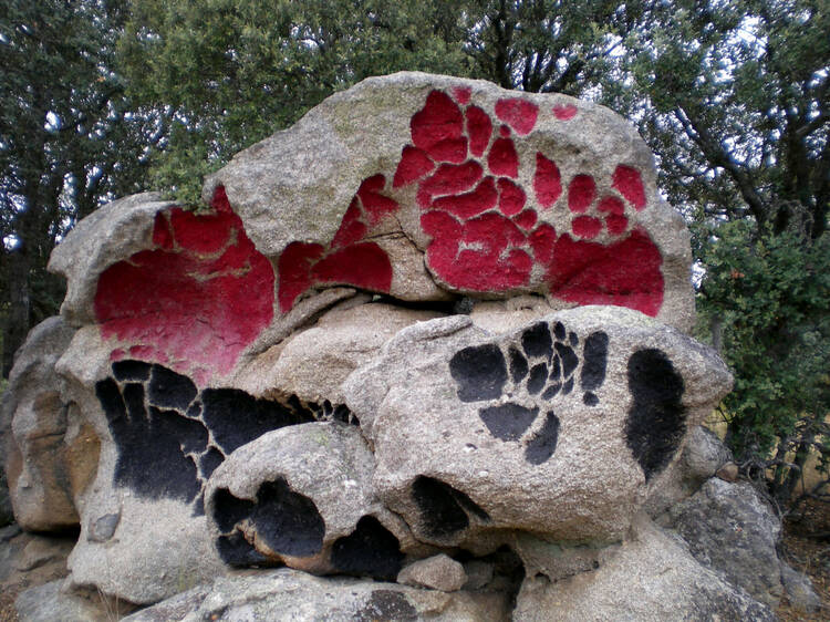 Estas misteriosas piedras de colores (cerca de Madrid) son uno de los lugares más desconocidos de España