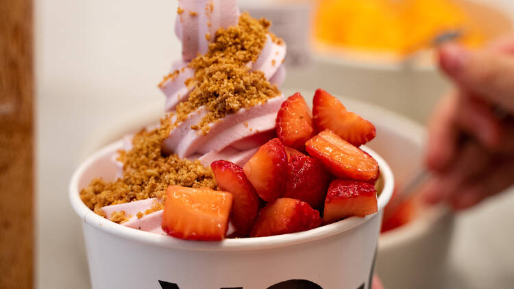 Strawberry frozen yogurt with biscuit crumble and strawberries.