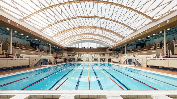 Après deux ans de travaux, la piscine Georges-Vallerey rouvre avec un nouveau toit