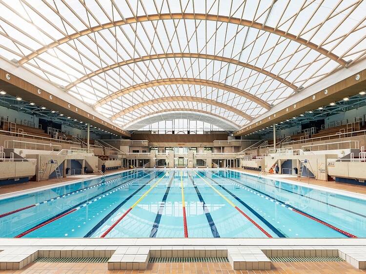 Après deux ans de travaux, l’iconique piscine Georges-Vallerey rouvre avec un nouveau toit (et ça claque)