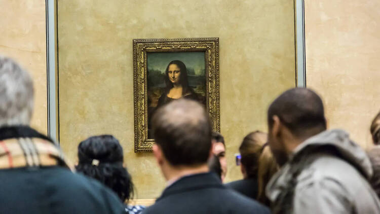 Visitors in front of Mona Lisa