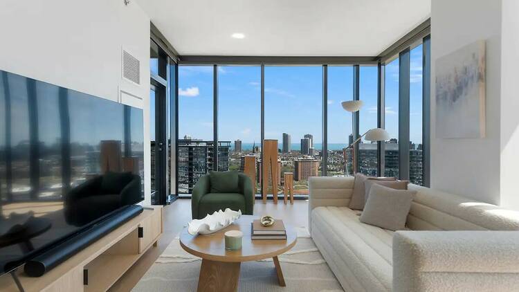 The sky-high apartment with pool access in Lincoln Park