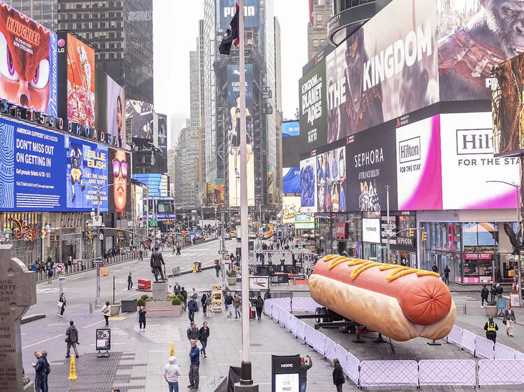 ニューヨークのタイムズ・スクエアに巨大なホットドッグが出現