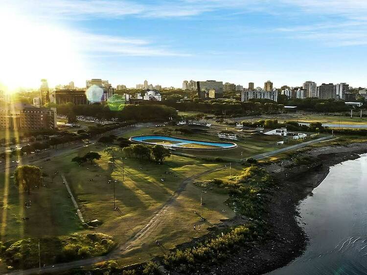 Plaza frente al río en Vicente López