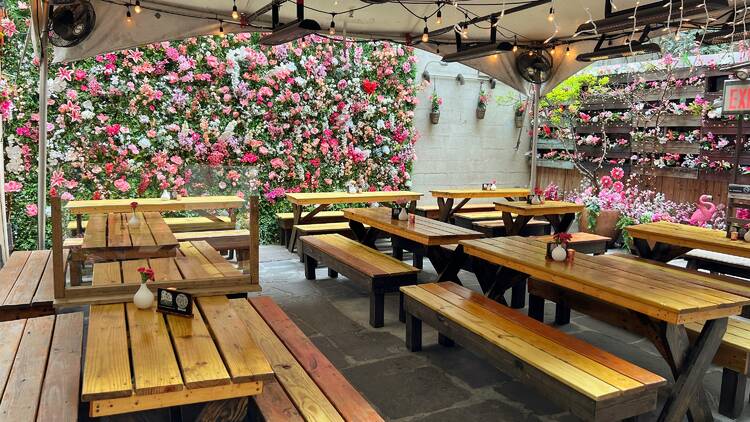 8 gorgeous floral outdoor dining set-ups in NYC