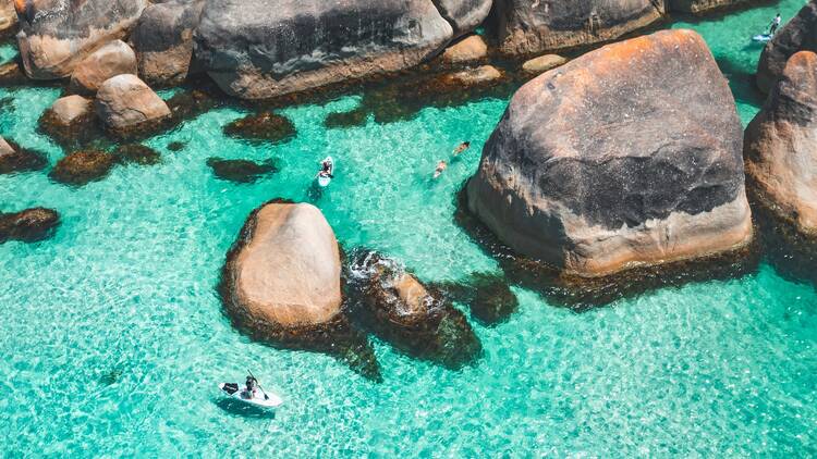 Turquoise waters with big rocks