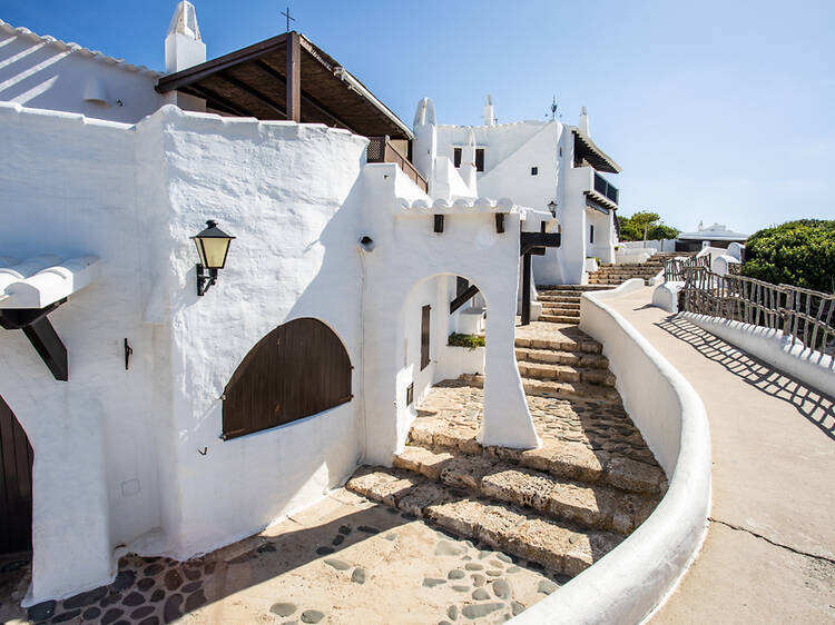 Aquest poble de Menorca amenaça de prohibir l'entrada als turistes