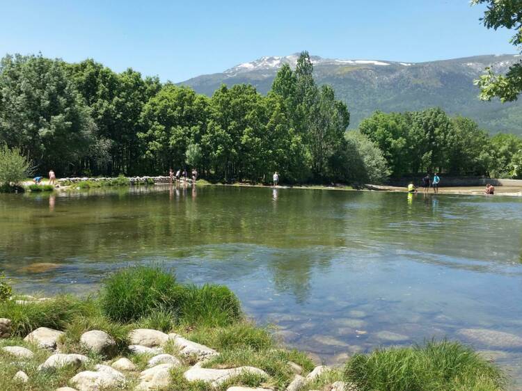 Madrid publica una guía con las mejores piscinas naturales, playas y zonas deportivas para este verano