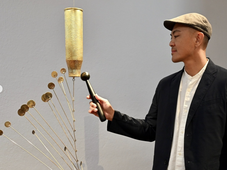 El artista que convierte bombas en obras de arte estrena en Barcelona su primera exposición en España