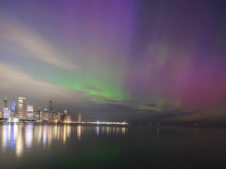 11 breathtaking photos of the Northern Lights over Chicago this past weekend