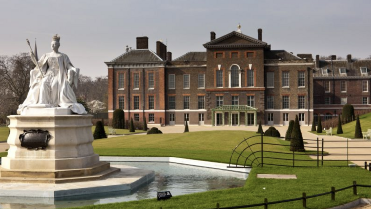 Exterior of Kensington Palace and a statue of Queen Vitoria. 