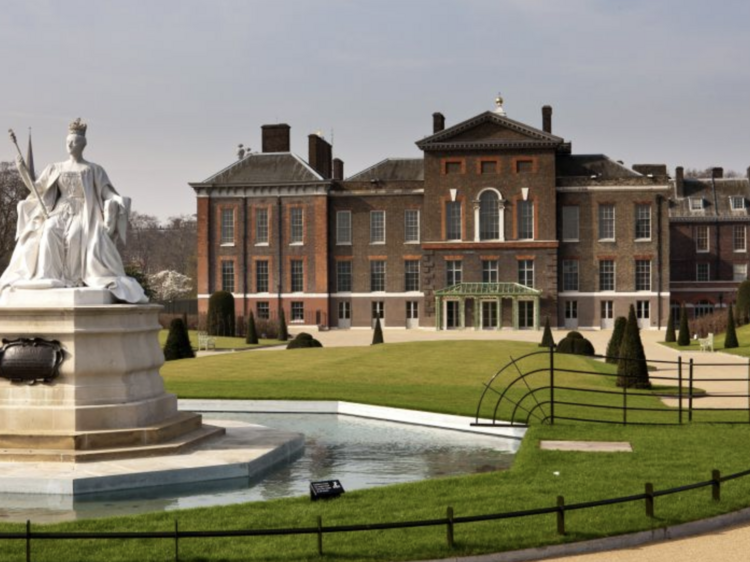 Exterior of Kensington Palace and a statue of Queen Vitoria. 