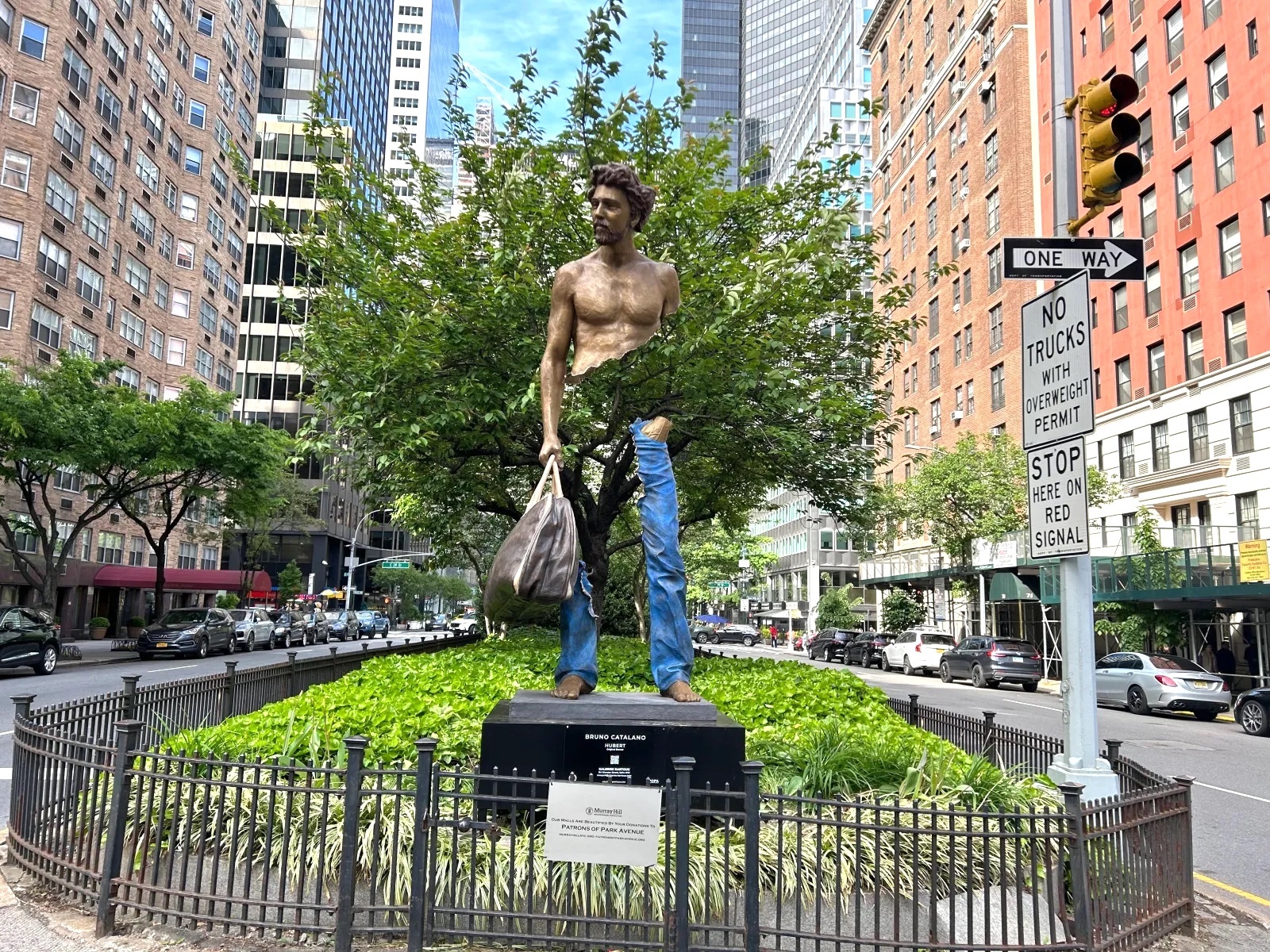 These trippy sculptures of people in Manhattan will make you do a double take