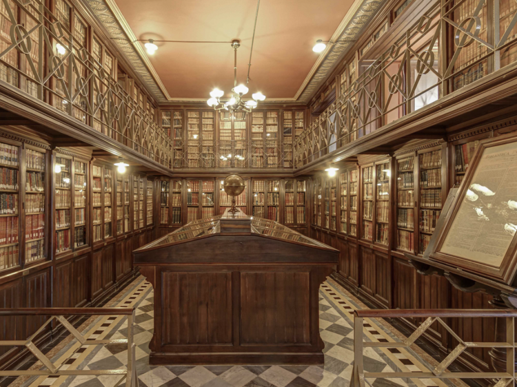 Aquesta centenària i espectacular biblioteca de Barcelona obre gratis les seves sales secretes (durant un dia)