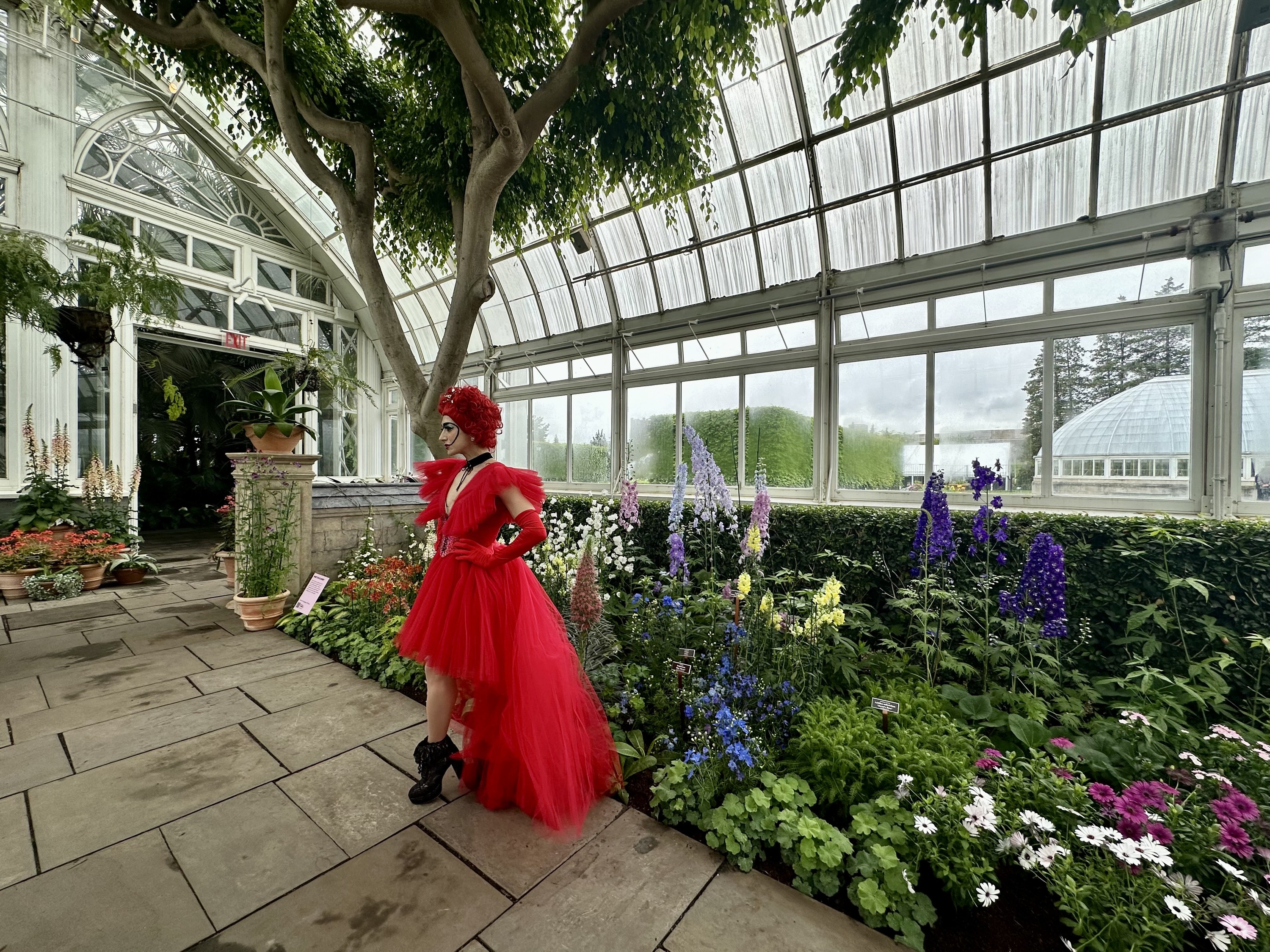 A woman dressed up the Red Queen at NYBG.