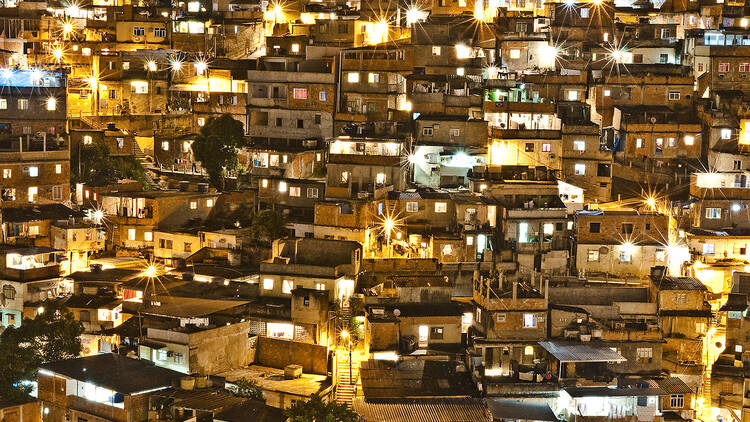 Várias casas iluminadas na favela 