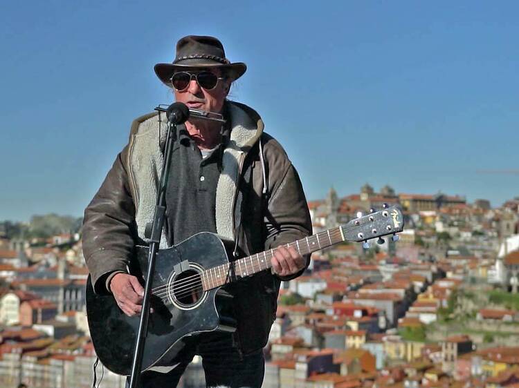 Morreu Alexandre Amorim, um dos mais conhecidos músicos de rua do Porto