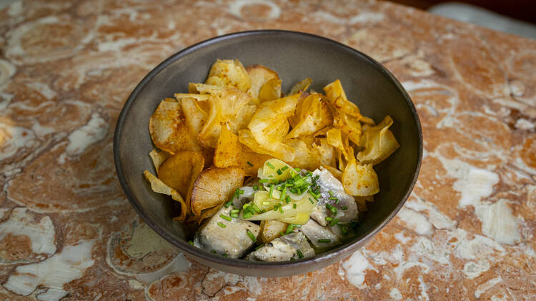 Pica pau de atum com chips de mandioca