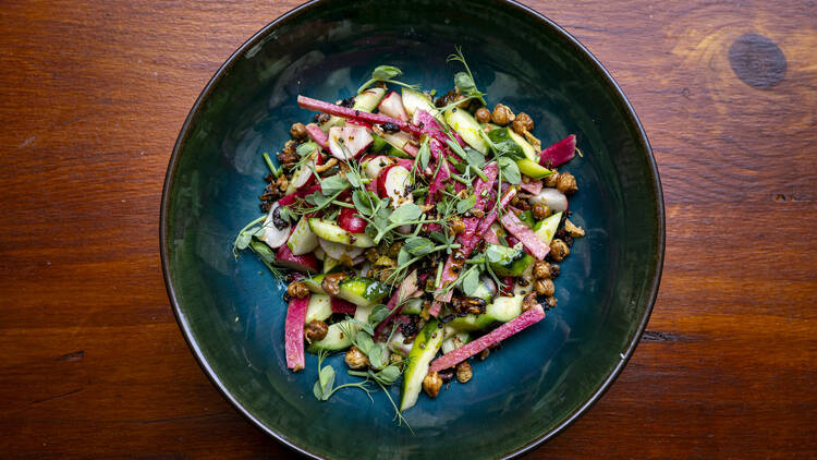 Salada de pepino e rabanete melancia em nuoc-mam