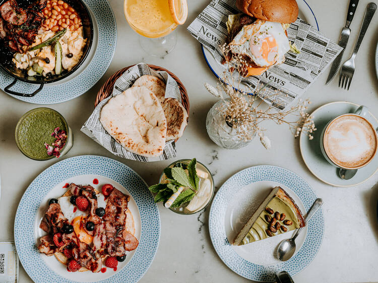 Ambiente 'british' y 'latin' en el Bristol Café