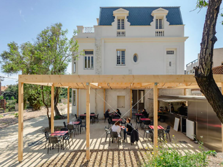 Abren unos jardines de 1800 m² (con cafetería) en un antiguo consulado de Barcelona