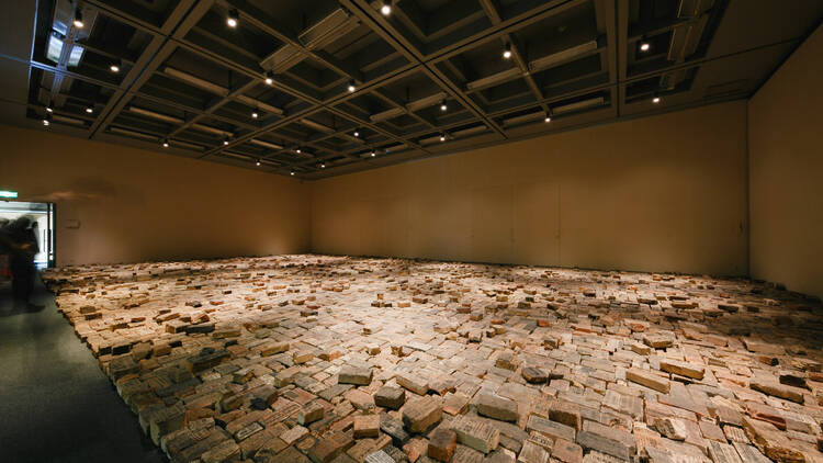 国内外で再評価が高まる現代美術家・三島喜美代、キャリア70年を振り返る展覧会