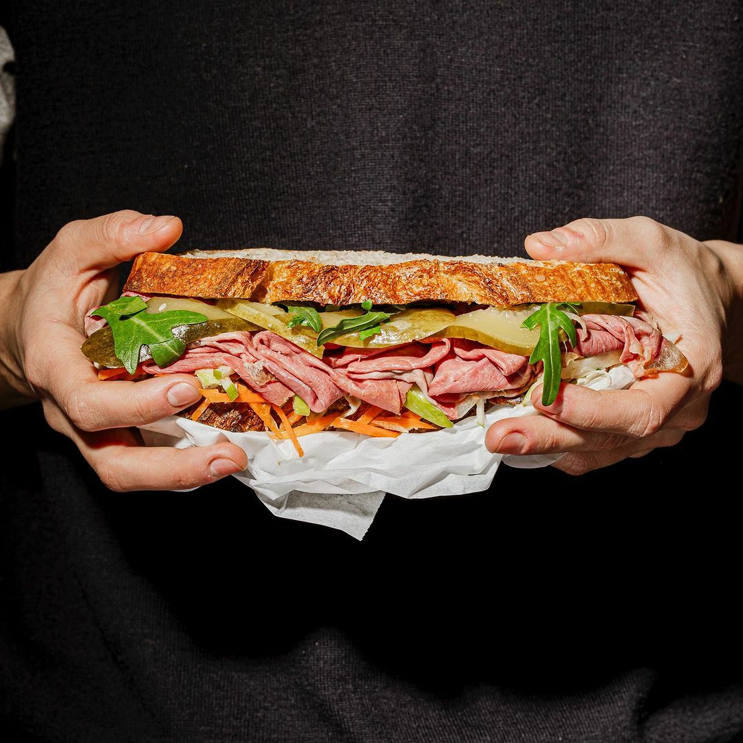 Los bocadillos que tienes que probar en Lavapiés y entre vinos naturales