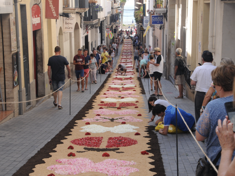 Un kilómetro de alfombras de flores cubrirán las calles de este pueblo muy cerca de Barcelona