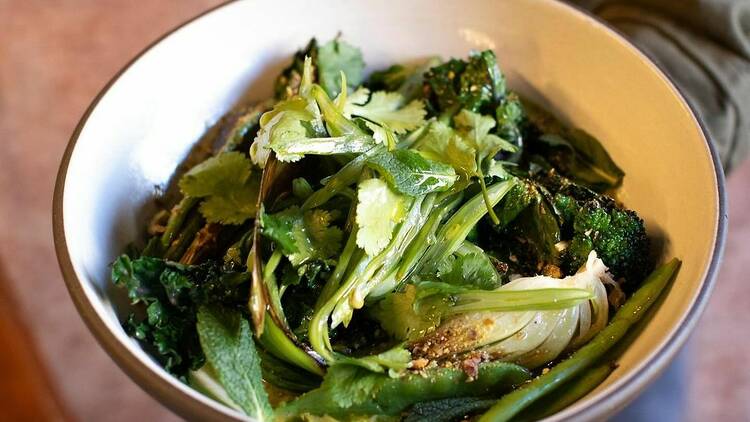 Plat amb bròquil, mongetes verdes, fulles de coriandre i menta