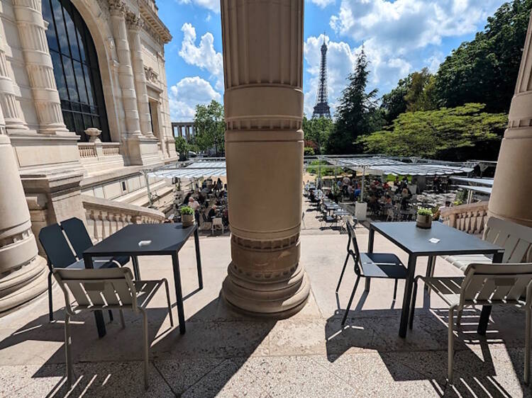 En plein 16e, une agréable table d’été dans le jardin du Palais Galliera