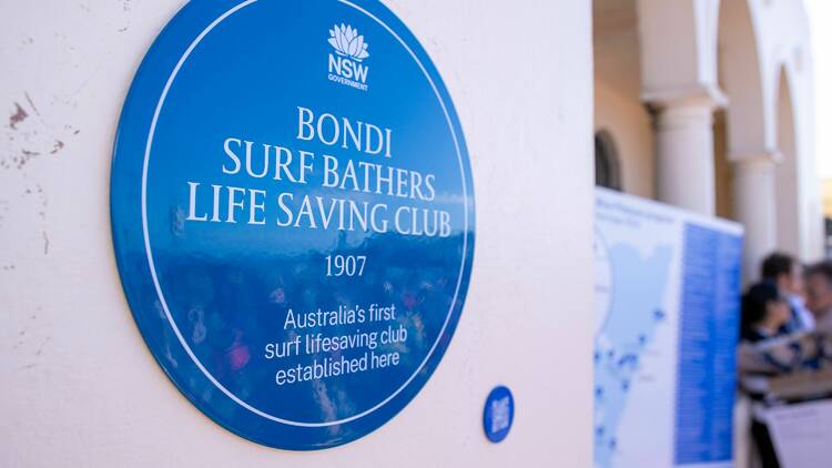 blue plaque at Bond Life Saving Club