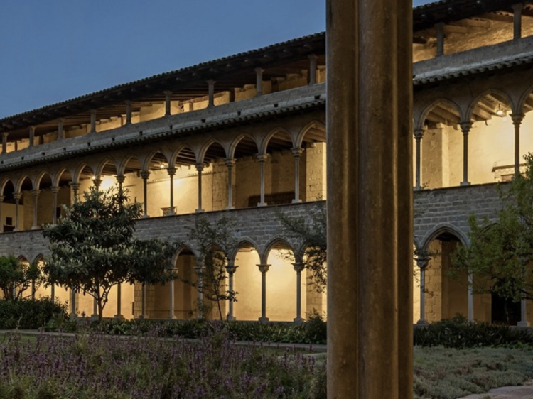 Este colosal claustro gótico abrirá gratis durante el verano (solo dos días a la semana)