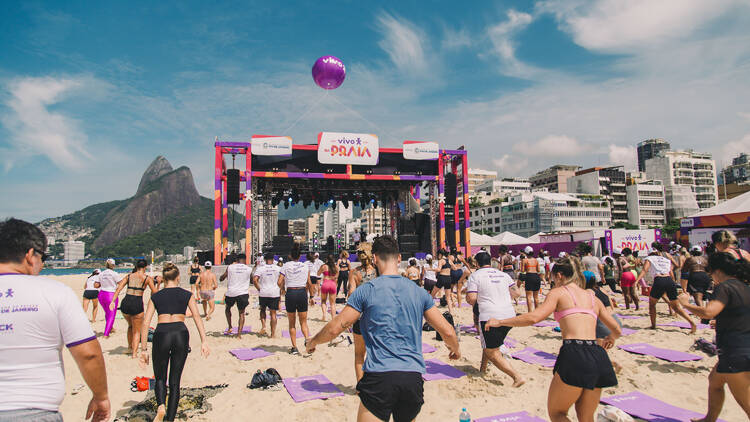 Praticar esportes no festival na Praia de Ipanema