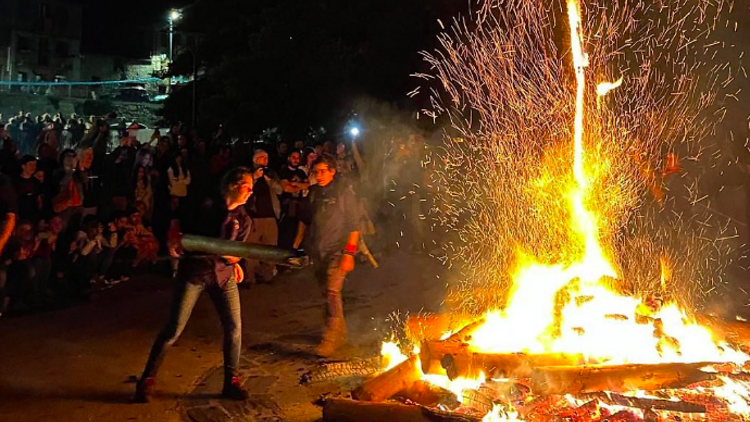 Aquesta espectacular festa dedicada al foc que se celebra per Sant Joan està reconeguda per la Unesco