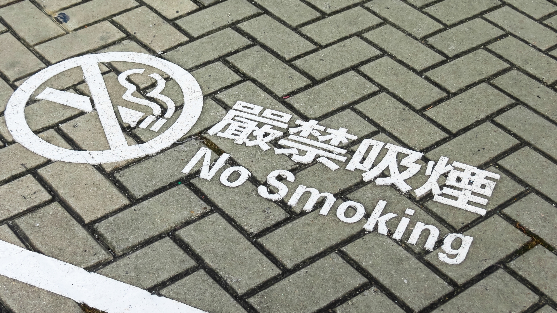 does cigarette affect liver Smoking increases the toxic load your liver has to process. Harmful  substances enter the bloodstream and are broken down by the liver, adding  stress over time. This can worsen existing liver conditions