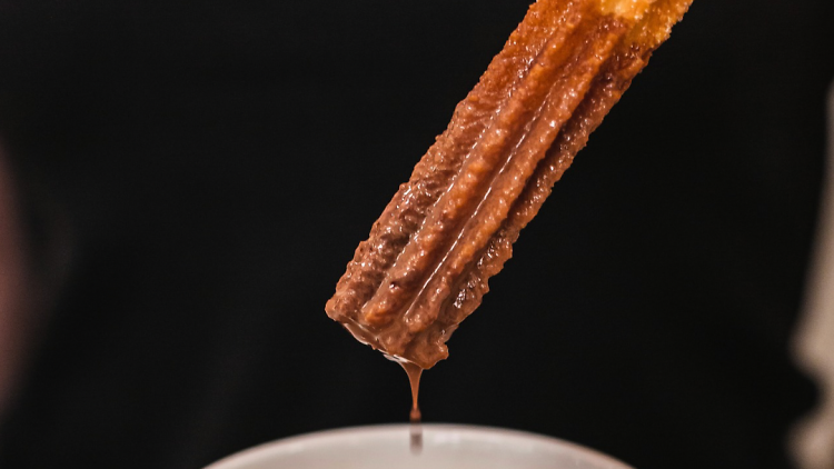 Probar los churros de La Giralda