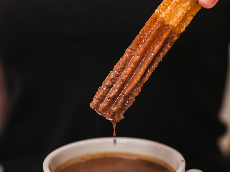 Probar los churros de La Giralda