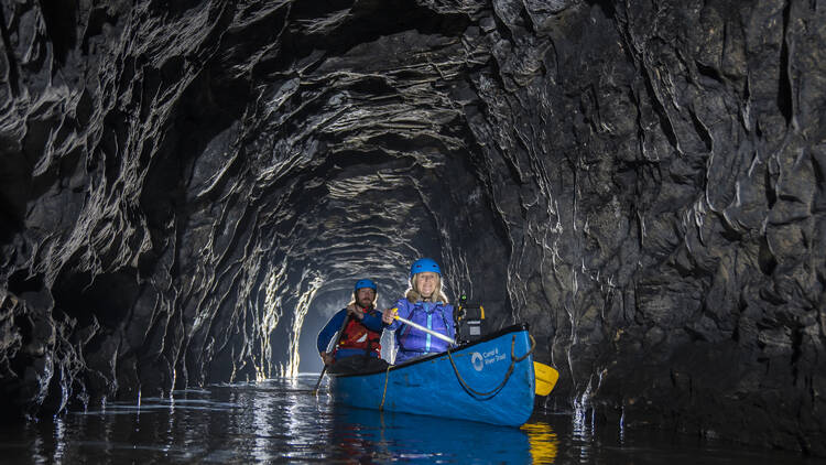 canoe through standedge tunnels 