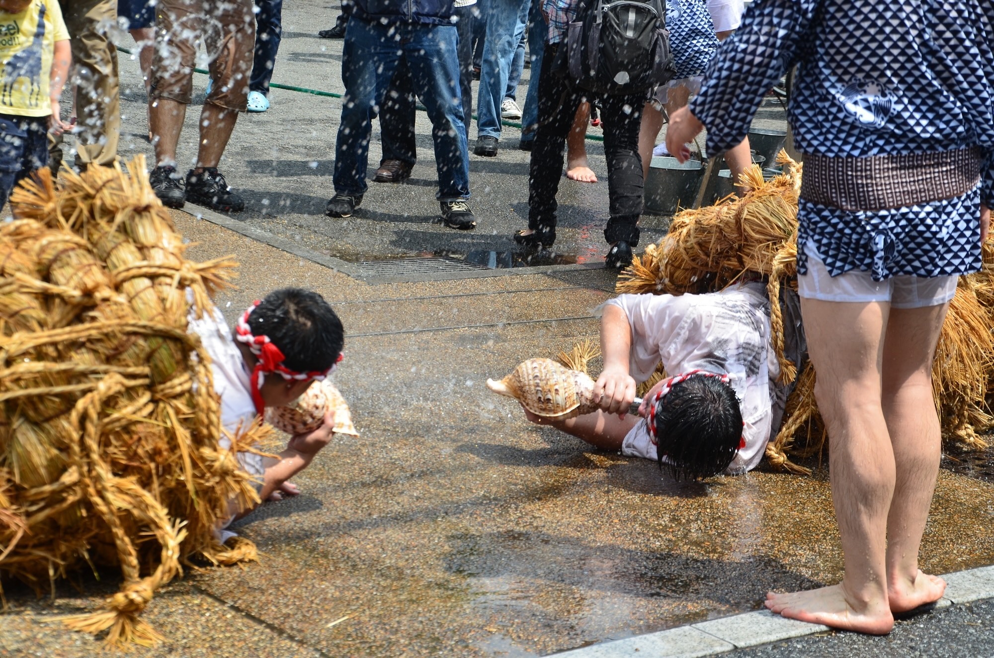 大森の奇祭「水止舞」が7月15日開催、水が飛び交い、藁巻きの龍神が