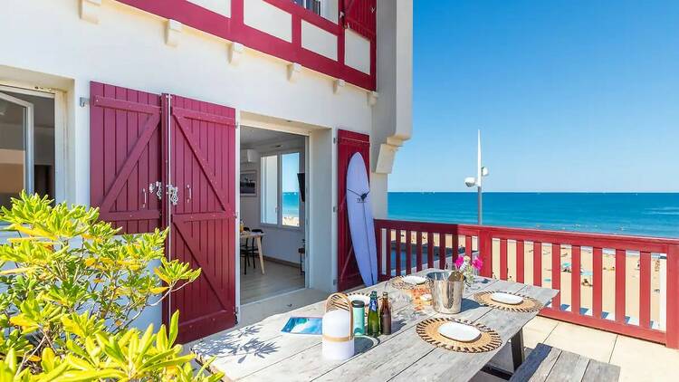 Beachfront stylish apartment w/ocean view terrace, France