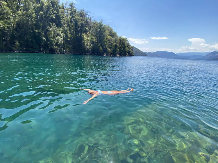 Darse un chapuzón en playa Yuco en San Martín de los Andes