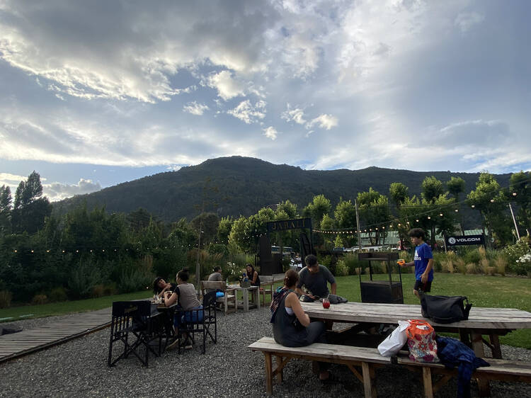 Disfrutar de una cerveza en el patio de Jabalí en San Martín de los Andes